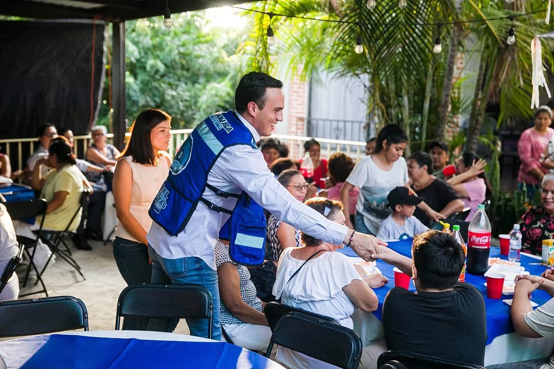 Daniel Martínez Terrazas conviviendo con personas de la comunidad